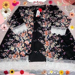 Floral Kimono w Lace Trim (Brand New)